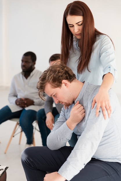 Belle femme essayant de consoler un patient