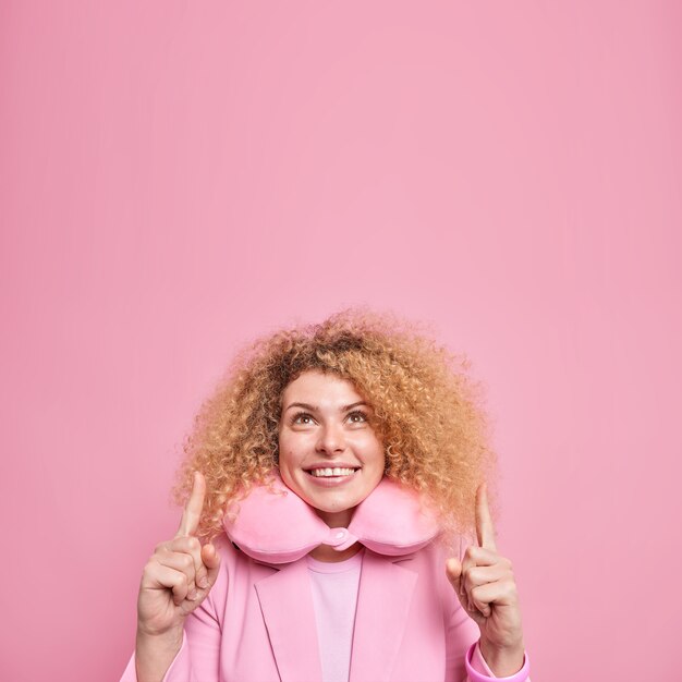 Photo gratuite belle femme européenne souriante a les cheveux bouclés