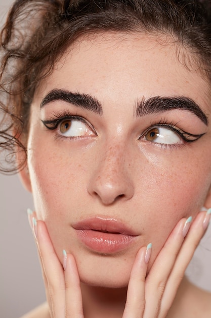 Photo gratuite belle femme avec eye-liner noir