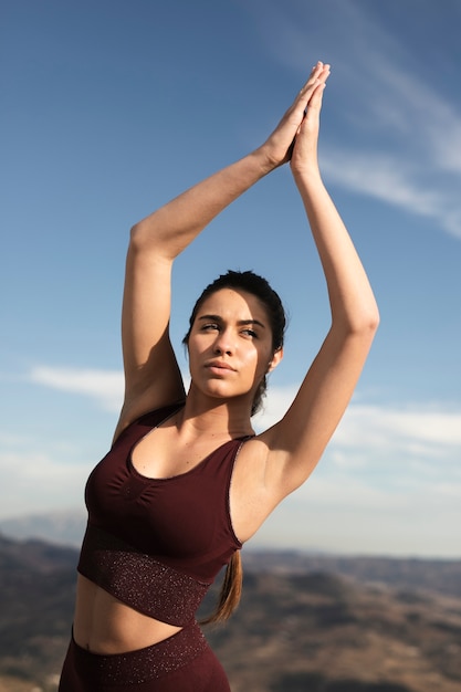 Photo gratuite belle femme faisant du yoga au soleil