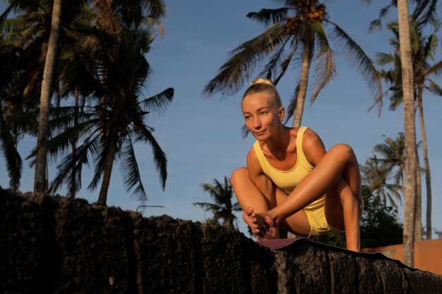 Belle femme faisant du yoga