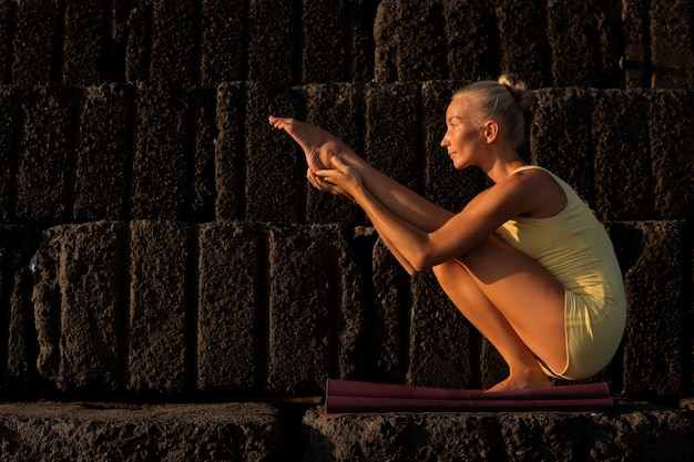 Belle femme faisant du yoga