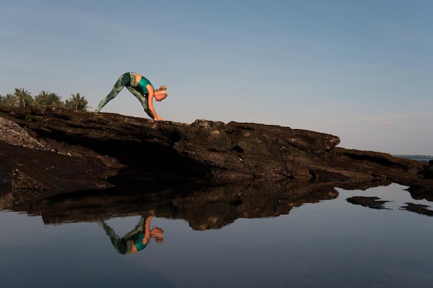 Belle femme faisant du yoga