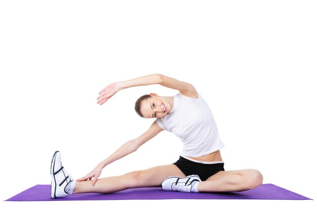 Belle femme faisant des exercices d'aérobie - isolé sur blanc