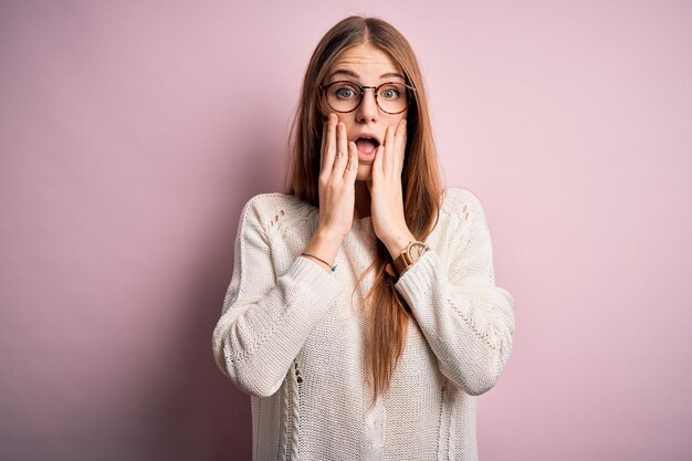 Belle femme faisant un geste