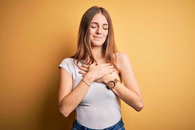 Belle femme faisant un geste