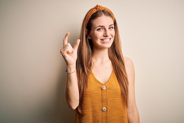 Belle femme faisant un geste