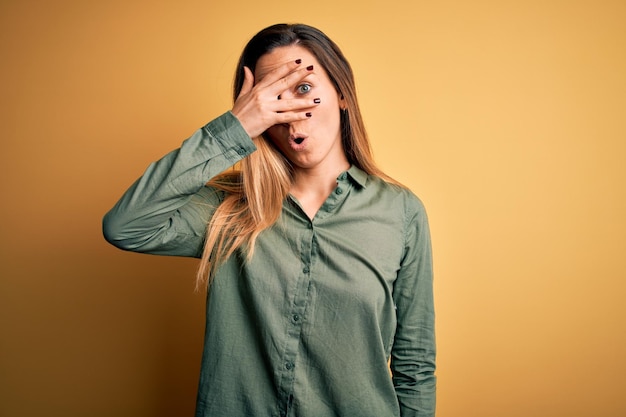 Photo gratuite belle femme faisant un geste