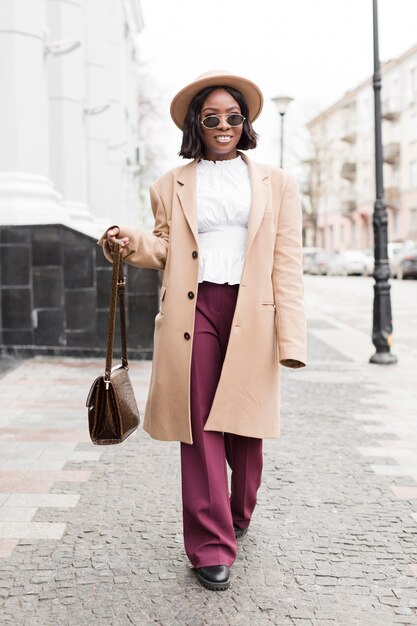 Belle femme faisant une promenade à l'extérieur