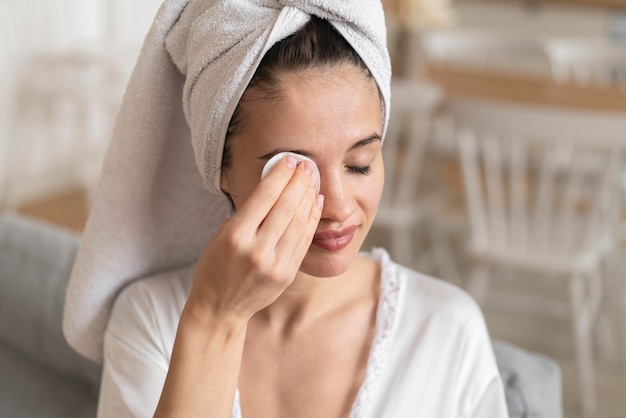 Photo gratuite belle femme faisant un traitement d'auto-soins