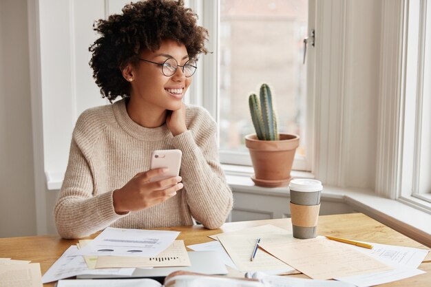 Belle femme financière travaillant à la maison