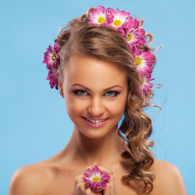 Belle Femme Avec Des Fleurs Dans Les Cheveux