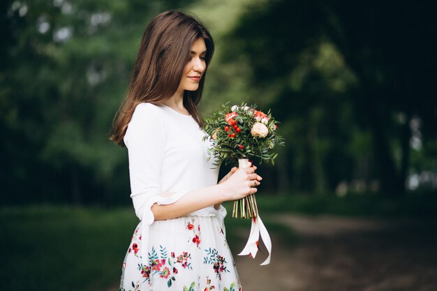 Belle femme avec des fleurs