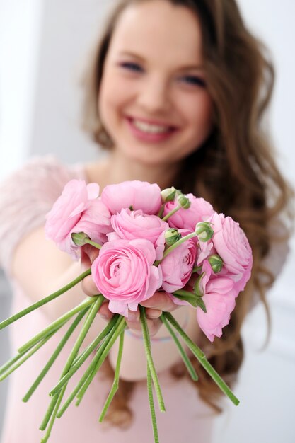 Belle femme avec des fleurs