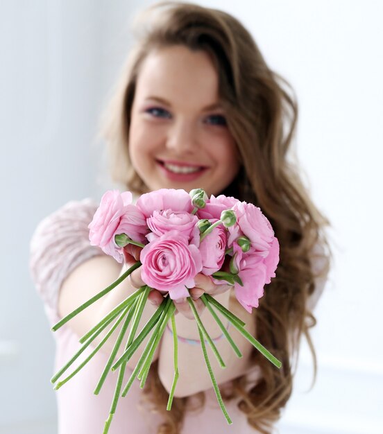 Belle femme avec des fleurs