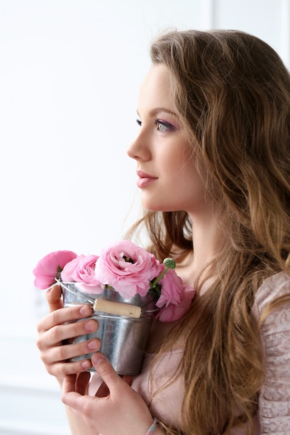 Photo gratuite belle femme avec des fleurs