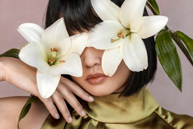 Belle femme avec des fleurs