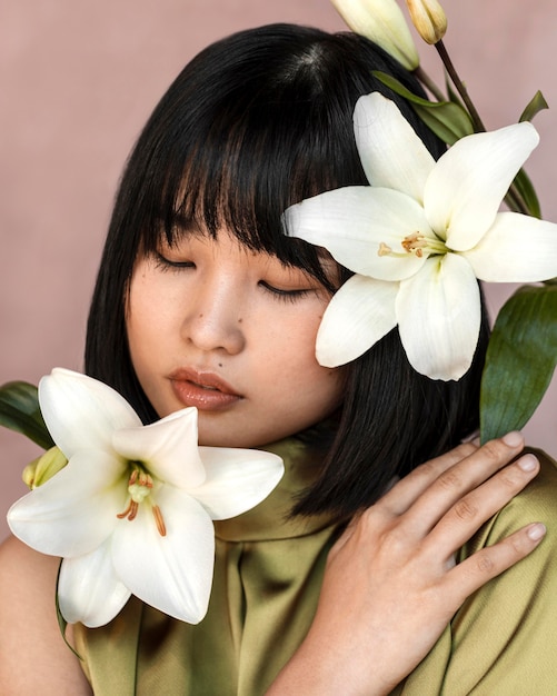 Belle femme avec des fleurs