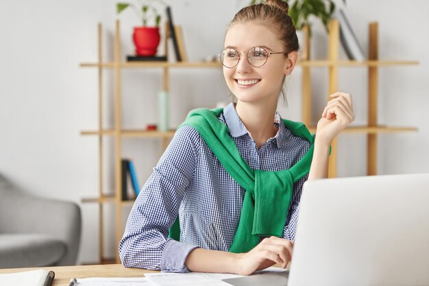 Belle femme habillée formellement au bureau