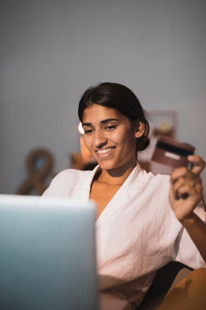 Belle femme indienne détenant une carte de crédit