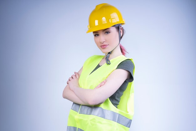 Belle femme ingénieur dans un casque jaune croisé les bras