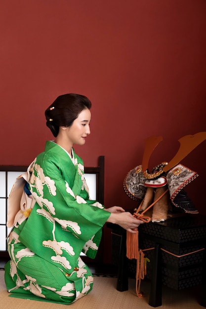 Photo gratuite belle femme japonaise à côté de l'objet traditionnel