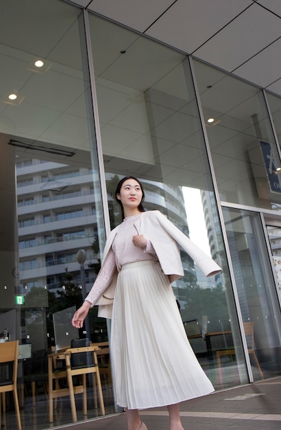Belle femme japonaise dans une jupe blanche