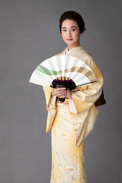 Photo gratuite belle femme japonaise avec un éventail minimaliste