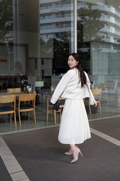 Une belle femme japonaise en jupe blanche.