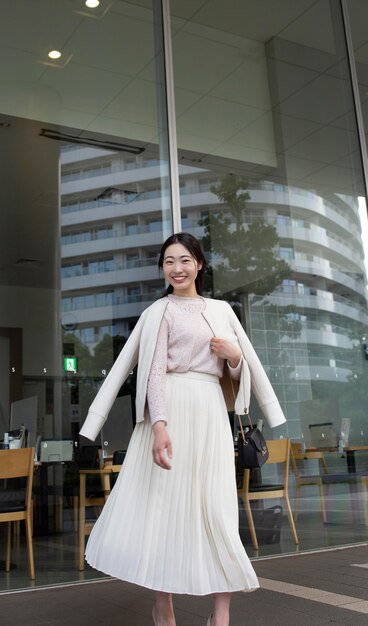 Une belle femme japonaise en jupe blanche.