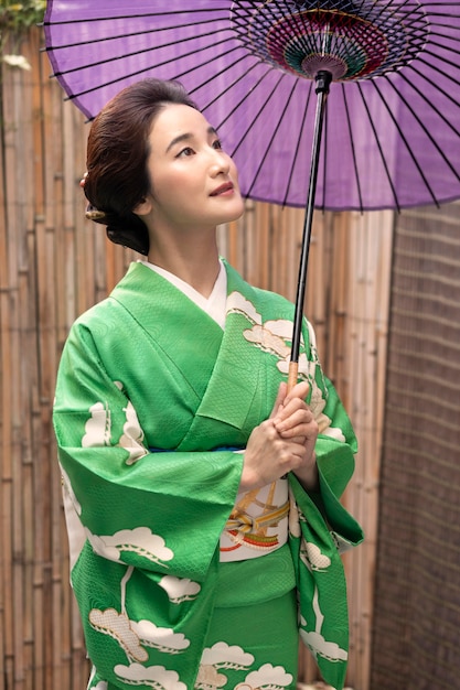 Photo gratuite belle femme japonaise avec un parapluie violet