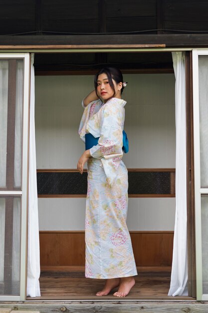 Belle femme japonaise portant un kimono traditionnel