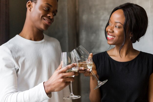 Belle femme et jeune femme grillage du vin