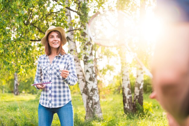 Belle femme jouant au badminton dans le parc