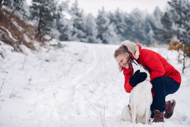 Belle femme jouant avec un chien