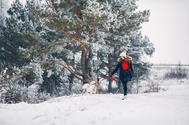 Belle femme jouant avec un chien