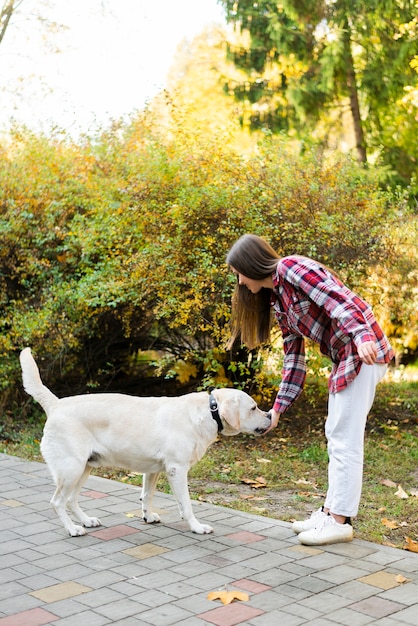 Belle femme jouant avec son chien