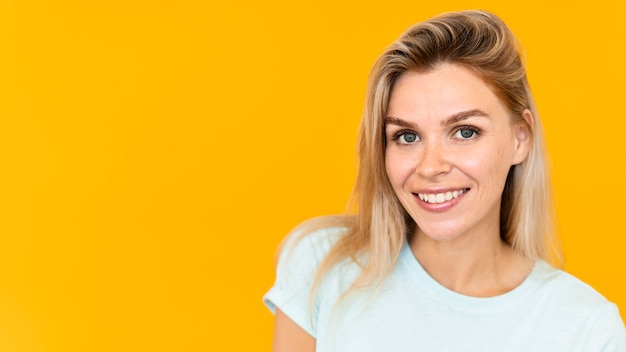 Belle femme avec un large sourire