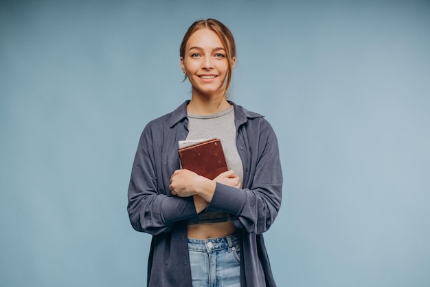 Photo gratuite belle femme lisant un livre