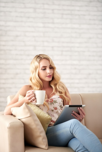 Belle femme lisant à la maison