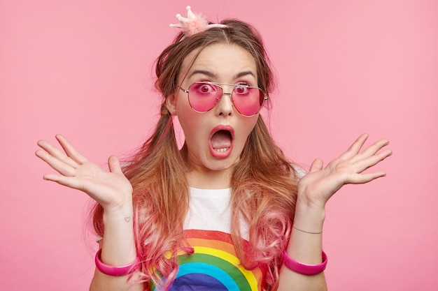 Photo gratuite belle femme avec des lunettes de soleil roses à la mode