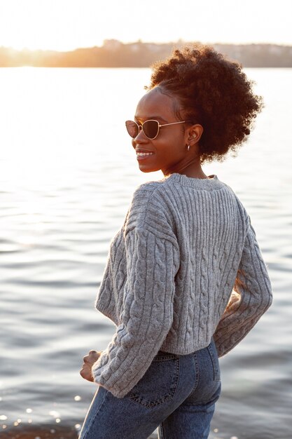 Belle femme, lunettes soleil