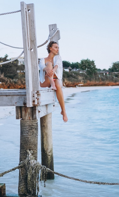 Photo gratuite belle femme en maillot de bain au bord de l'océan