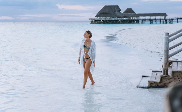 Belle femme en maillot de bain au bord de l'océan