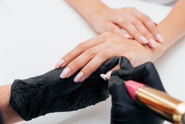 Photo gratuite belle femme mains et lime à ongles