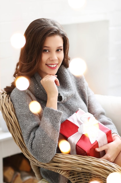 Belle femme à la maison à Noël