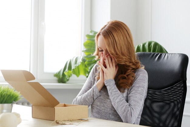 Belle femme mangeant au bureau