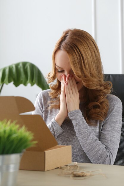 Photo gratuite belle femme mangeant au bureau