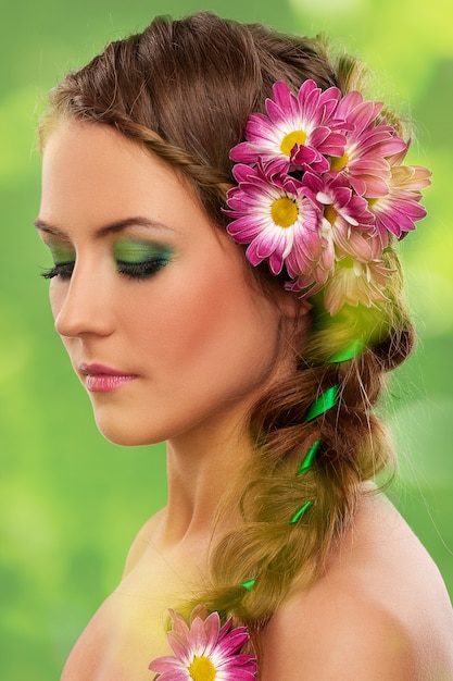 Belle femme avec maquillage et fleurs