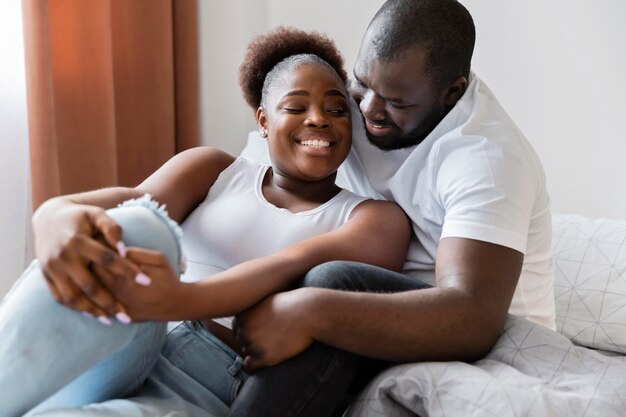 Photo gratuite belle femme et mari ayant du temps de qualité